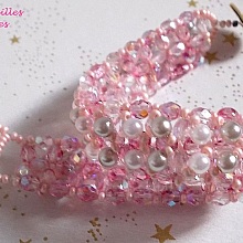 Bracelet perles Gouttes de rose avec des perles nacr&eacute;es et des facettes.